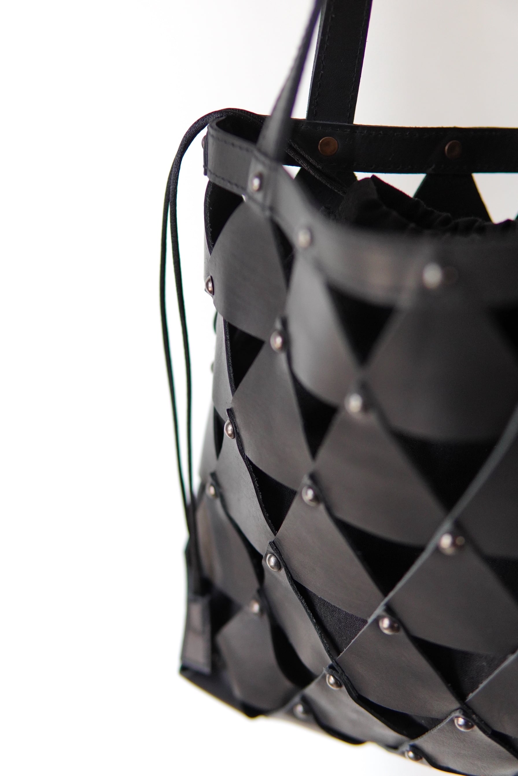 ANTHEM A / COW LEATHER TRIANGLE BAG | POETRY