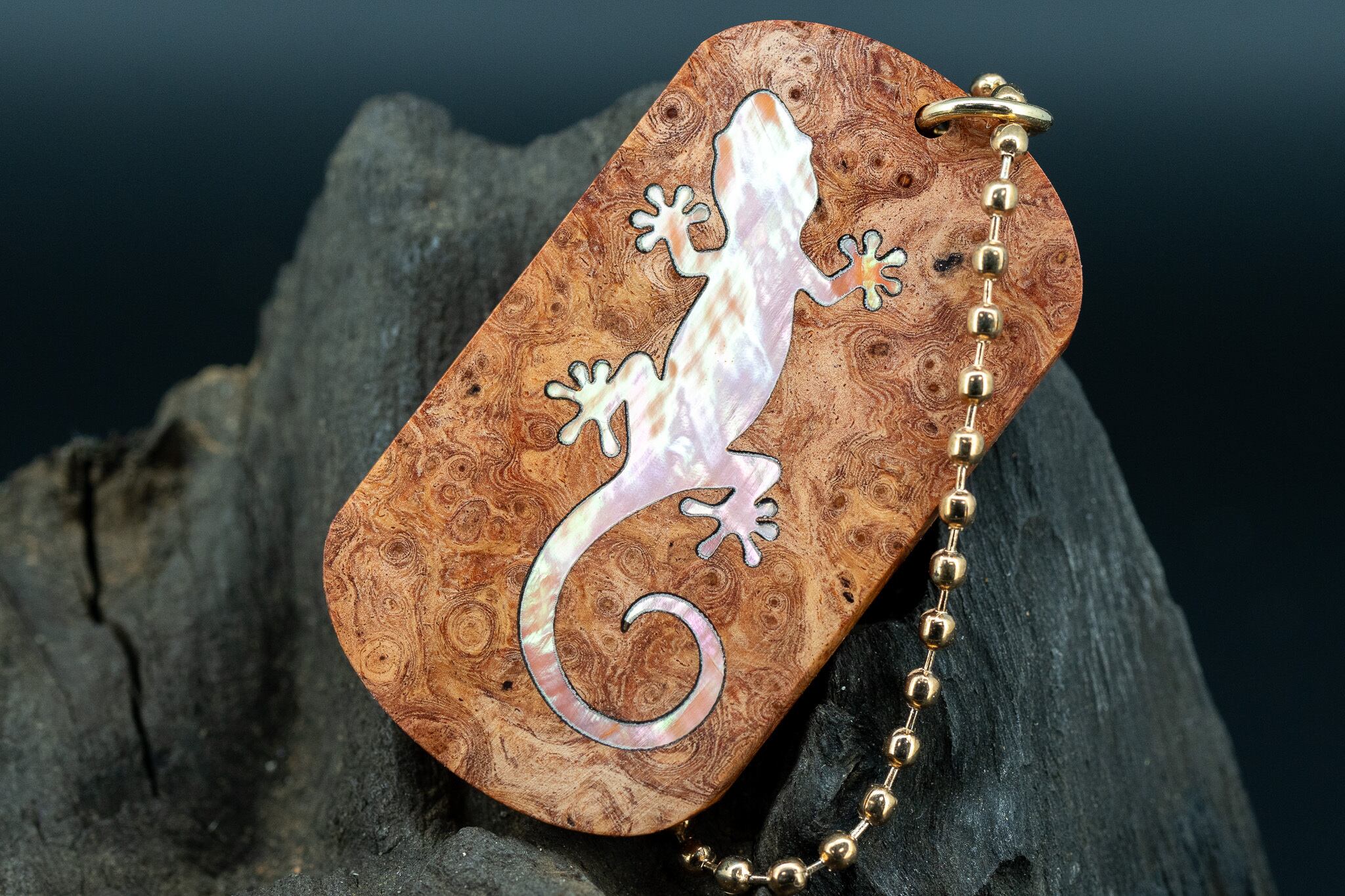 【朱色の銘木】本花梨瘤 ドッグタグ 象嵌 木登りトカゲ