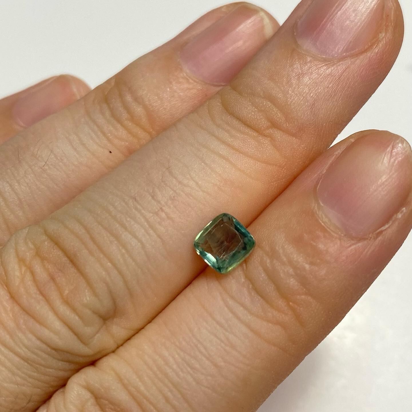 珍しいパーティーカラー　カイヤナイト