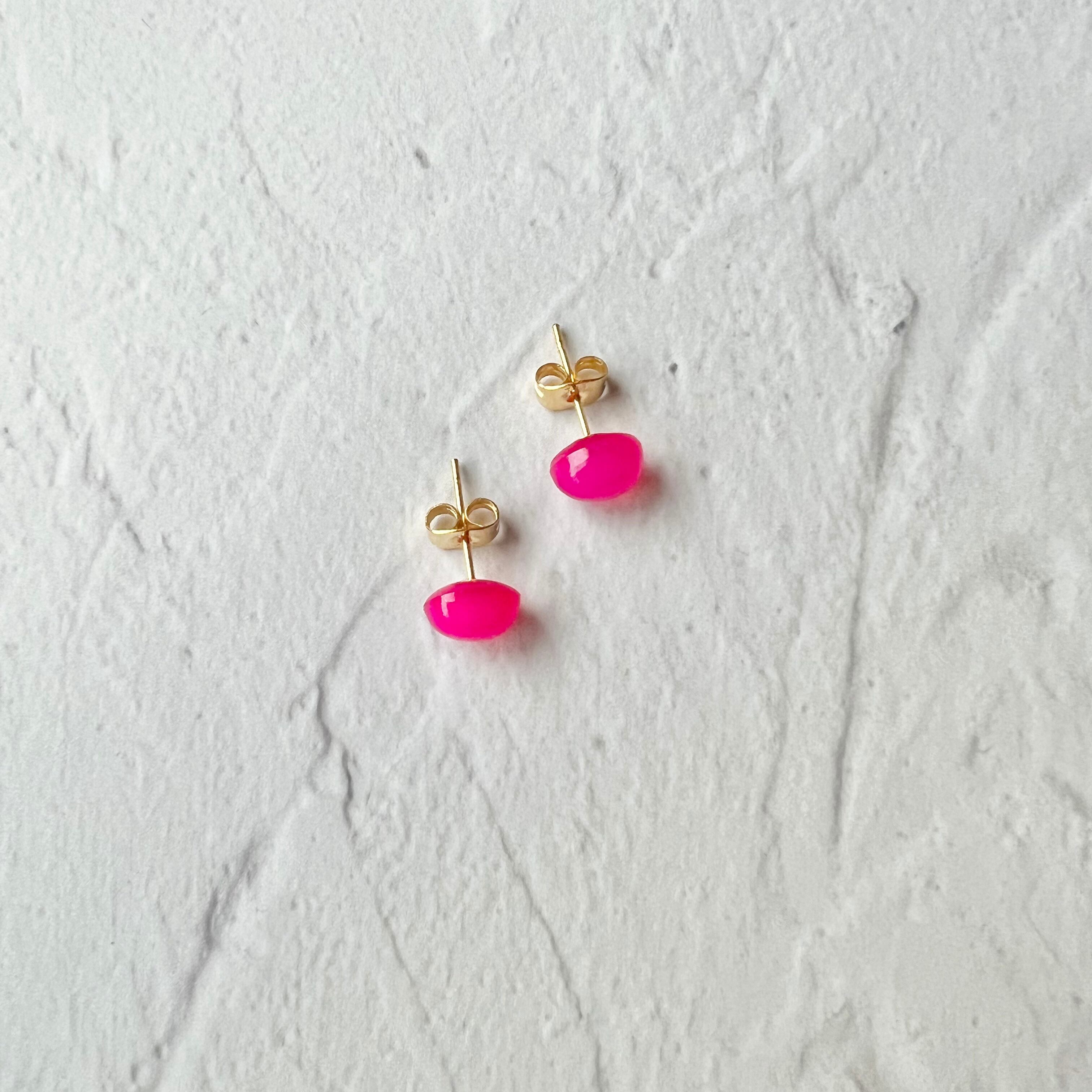 TVドラマ着用 //フューシャピンクカルセドニーミニカボションピアス