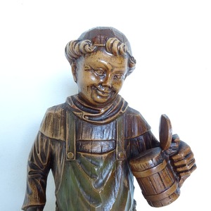 ビールを注ぐ男の木像