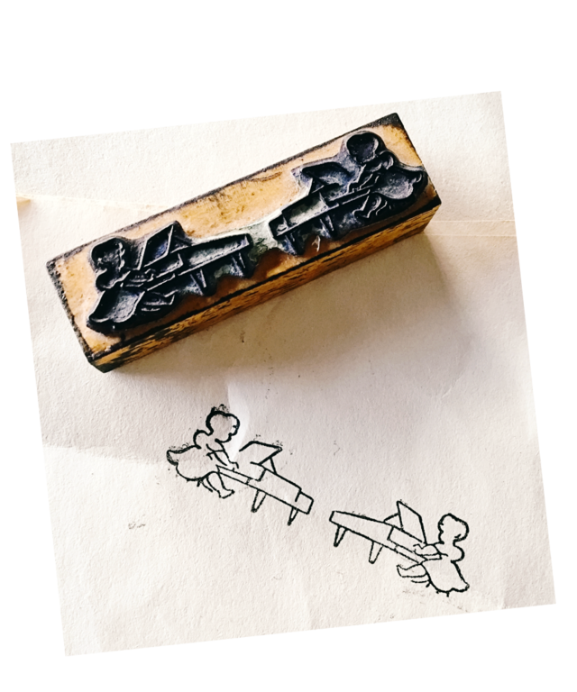 フランス 7c  双子の少女と連弾とメランコリーな木製スタンプ ヴィンテージ