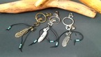 フェザーにビーズをあしらったキーホルダー　RankS