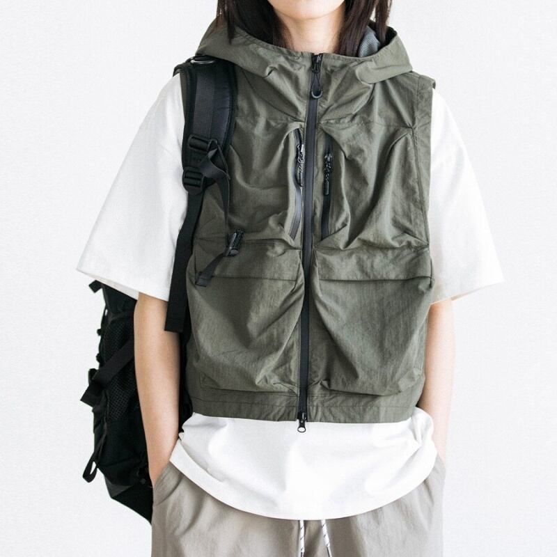 フード付きマルチポケットショートベスト K18001