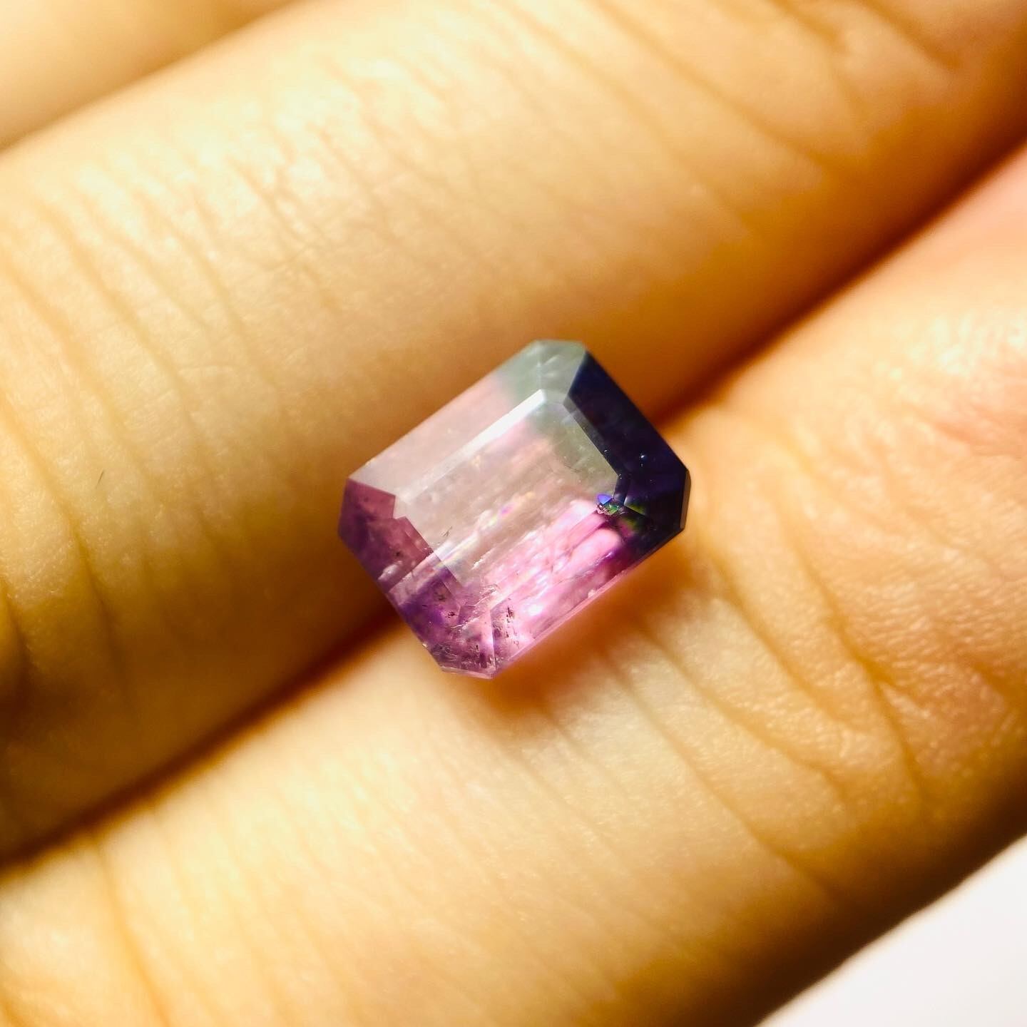 珍しいカラーコンビネーションのトルマリン