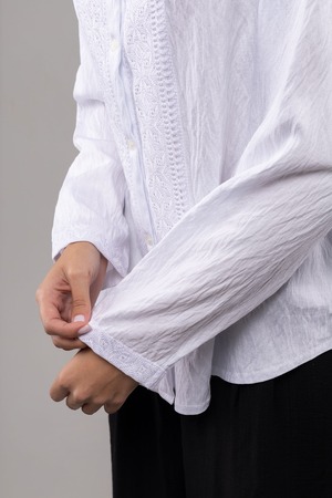 ウクライナ刺繍ヴィシヴァンカ グラージュ・ニジンカ（平行縫い）　シルク手刺繍　シャツ　麻　レディース・フリーサイズ