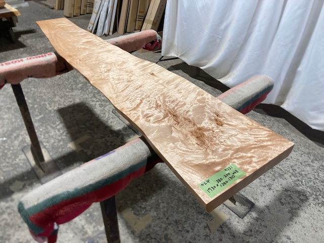 楓9321　上杢　メープル　メイプル　一枚板無垢 乾燥材　1730ｘ380-200ｘ48mm カウンター　店舗　リフォーム　棚板　テーブル
