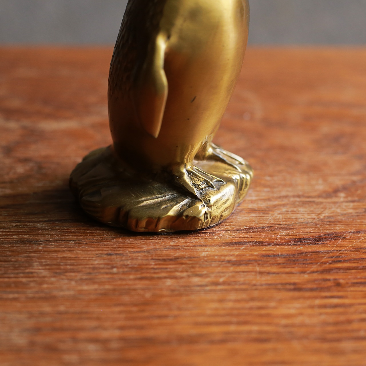 ゴールドに輝く、凛々しいペンギン（親）