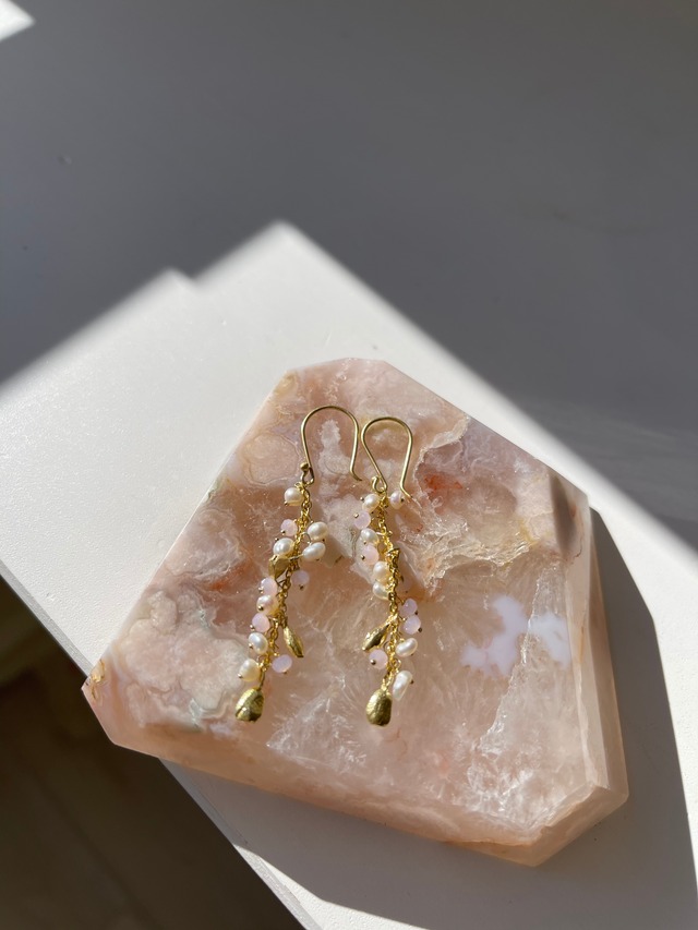 Rose quartz and perhaps earrings/ローズクォーツ＆パールピアス