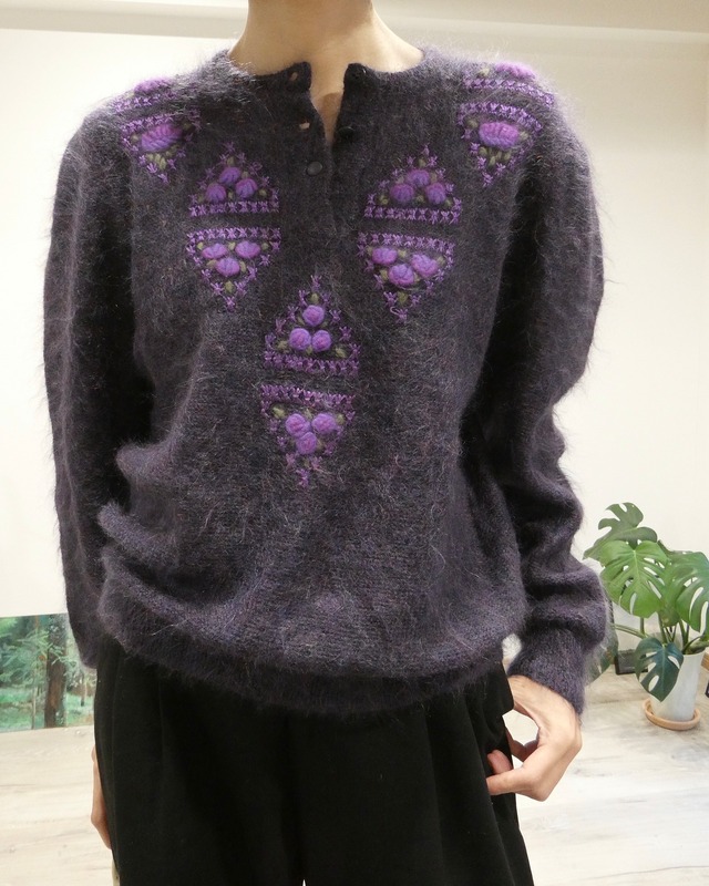 VIOLET EMBROIDERY FUZZY KNIT