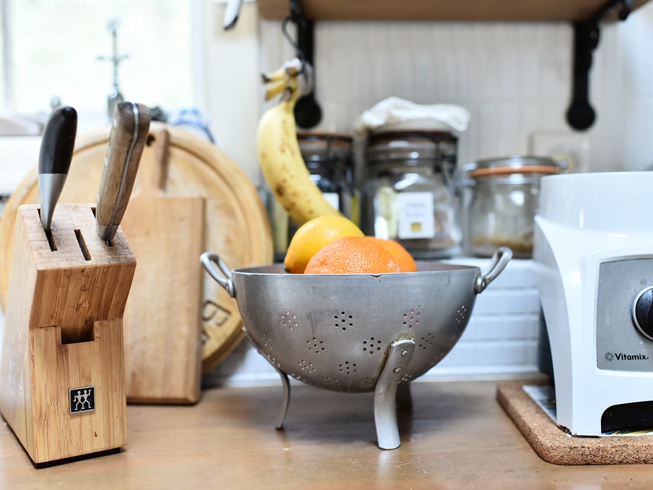 花形の水切り穴が可愛いアルミ製のコランダー フレンチアンティーク