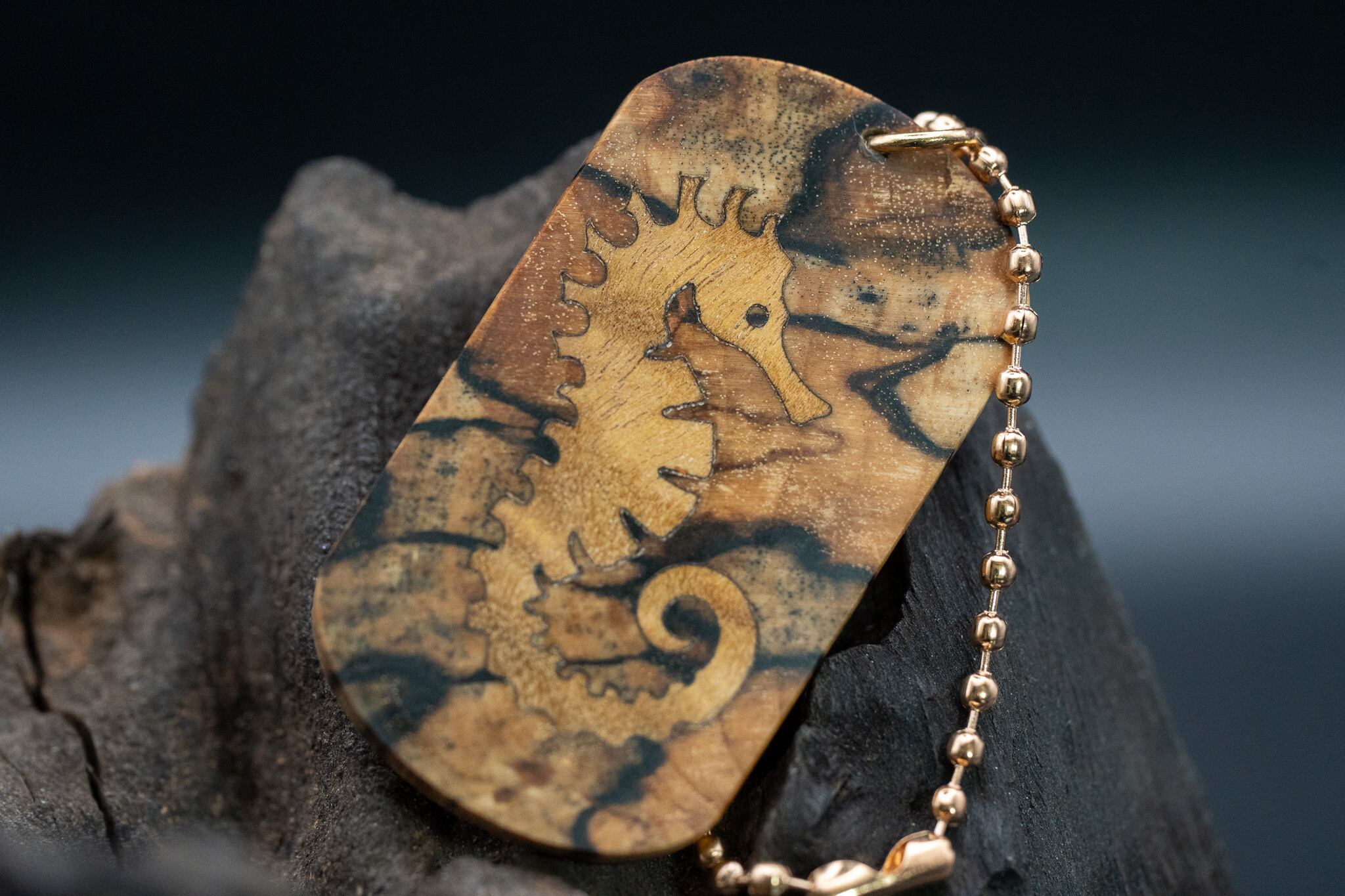 ※【 北欧の銘木 】マスールバーチ ドッグタグ 象嵌 のぼり竜