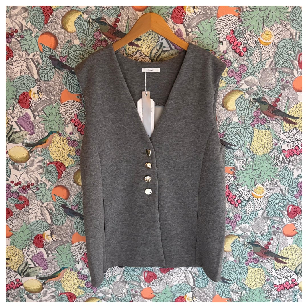 【Eito stan】後ろフリルベスト