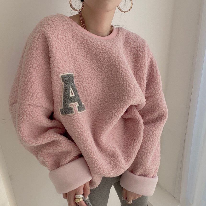 トップス レディース トレーナー プルオーバー 長袖 ドロップショルダー ラウンドネック オーバーサイズ モコモコ ふわふわ ロゴ 厚手 裏起毛 大人可愛い きれいめ 大人 上品 お洒落 レトロ 大人女子 送料無料 ラフ ラブリー キュート ガーリー 個性的 モード系 エレガント フォーマル 抜け感 高級感 無地 秋 冬 10代 20代 30代 40代 オフィス ビジネス OL 通勤 デート お出かけ 女子会 お泊まり 休日 旅行 着回し 普段使い 韓国 スタイル 楽ちん 暖かい 防寒 モテ