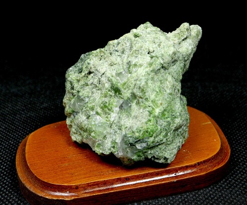 ダイオプサイド  Diopside モンタナ産  台付き DPT005 原石 鉱物　天然石　パワーストーン 