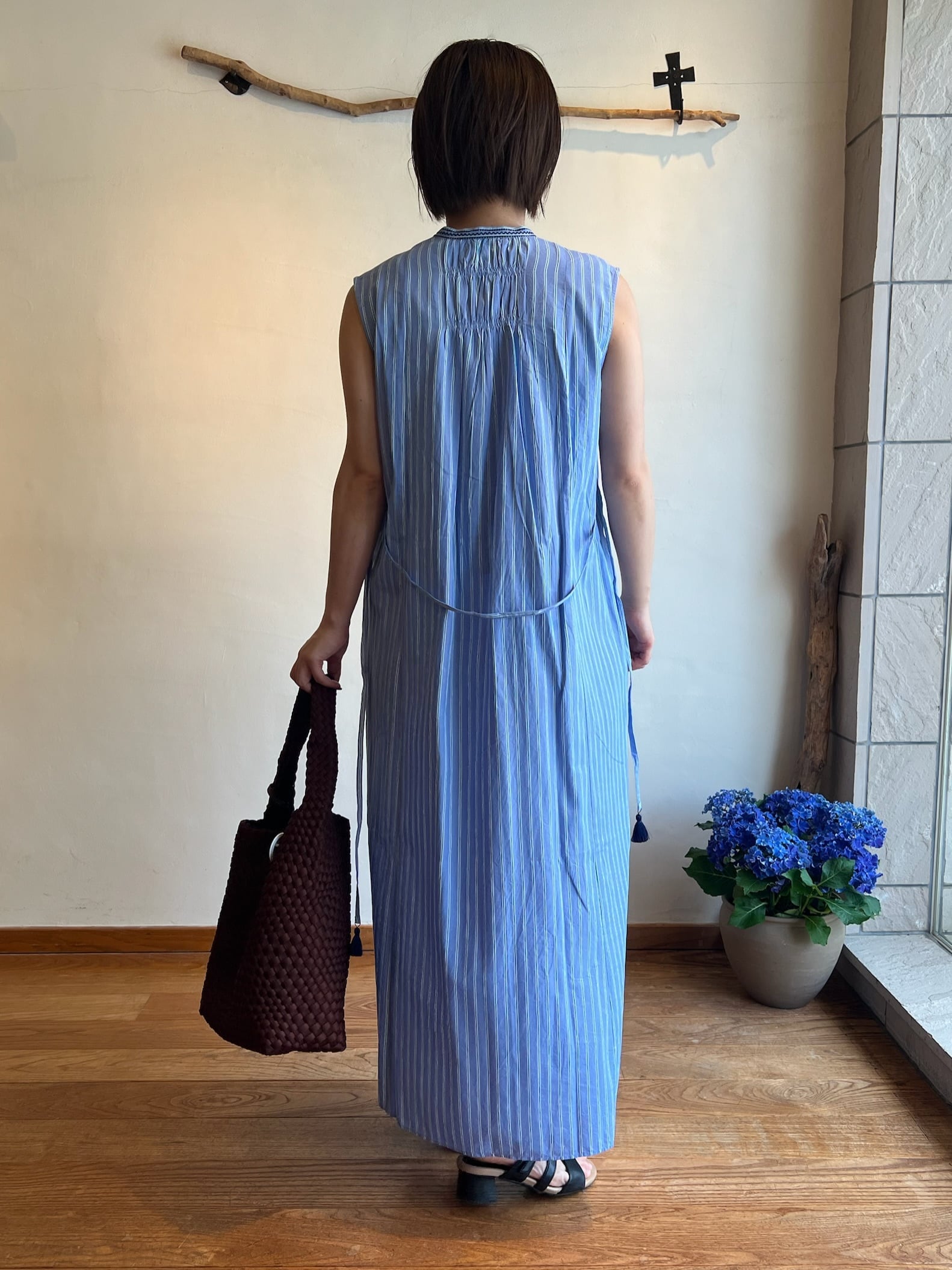 ne Quittez pas / ポプリンストライプ花刺繍ノースリーブドレス | anouk