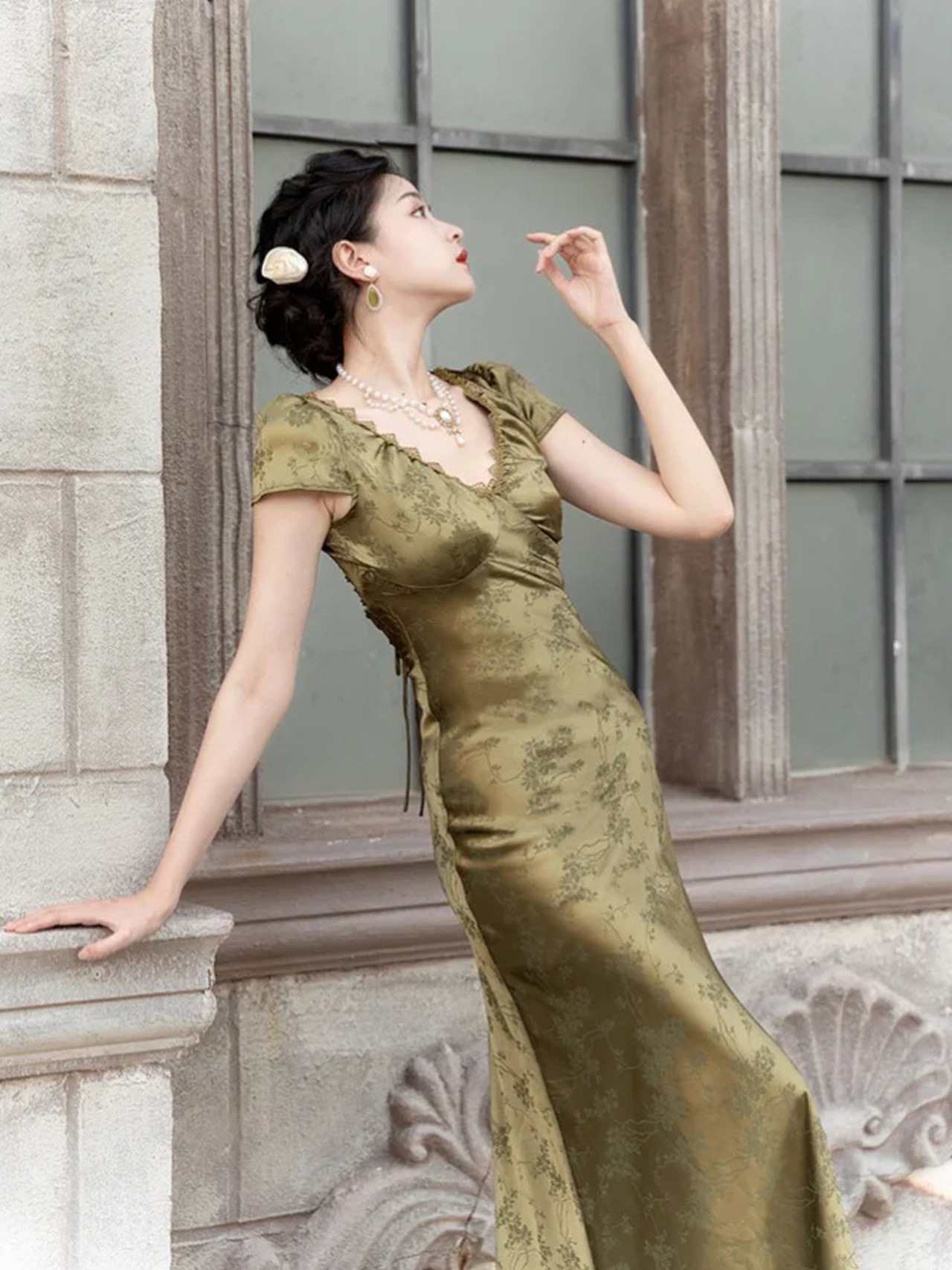 【0017】Elegant Open Back Lace-Up Short Sleeve Dress