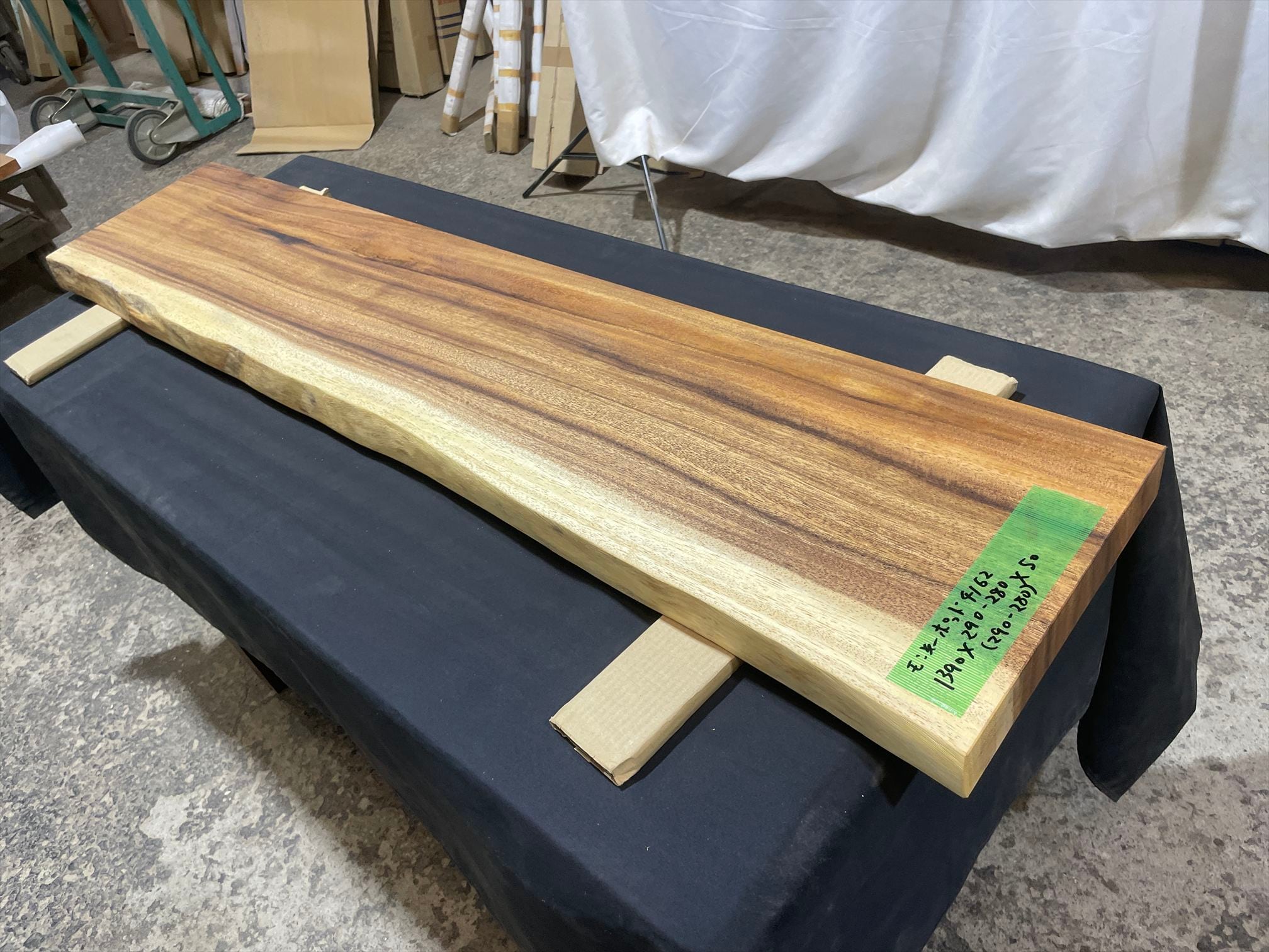 一枚板　テーブル　希少 モンキーポッド4162 一枚板無垢 乾燥材 1390x290-280x50mm