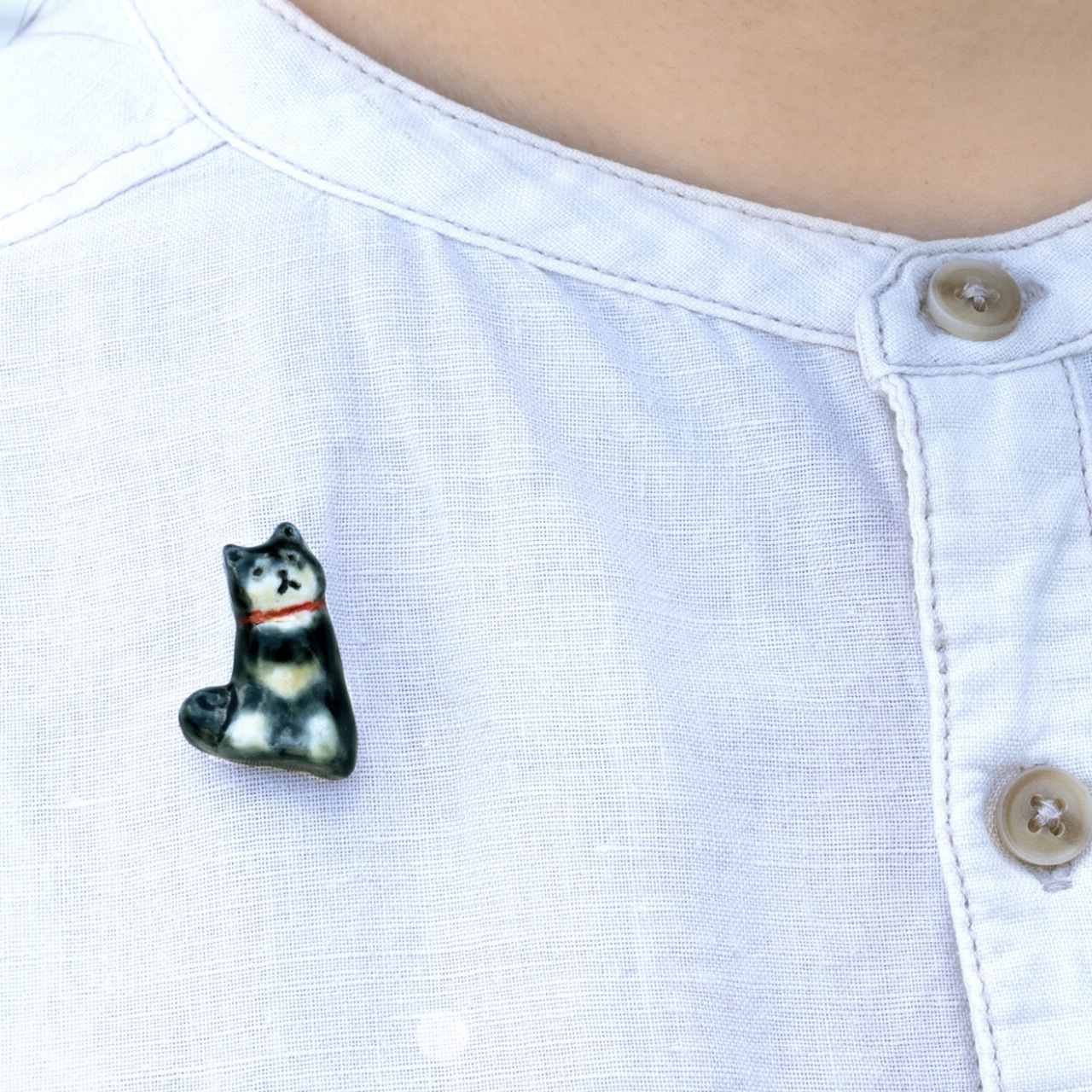 赤い首輪の柴 ピンバッチ