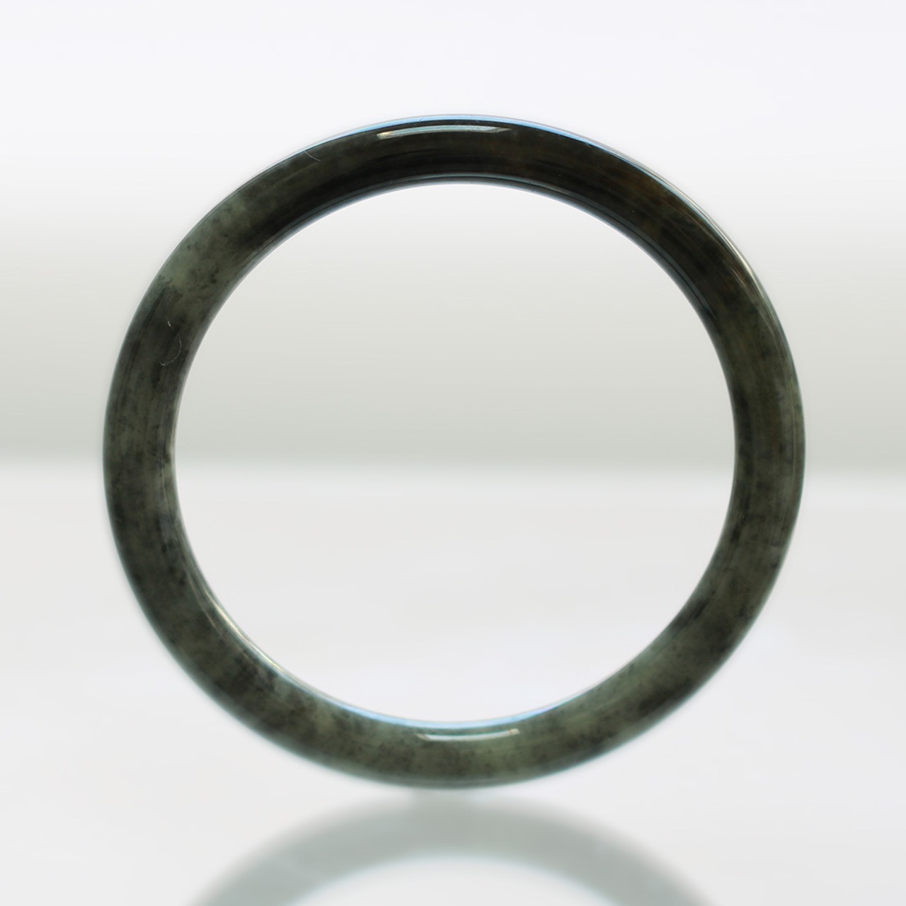【内径 約55.5mm】 princess Black 翡翠バングル A貨翡翠 jd_bg1525