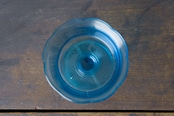 ブルーの脚付きガラス皿