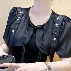 【送料無料】 半袖ブラウス 2色 ビジュー装飾 エレガント系 きれいめ 無地 大人可愛い ラウンドネック リボン 夏 30代 40代 レディースファッション 可愛い お出かけ 女子会 デイリーユース お茶会 お呼ばれ パーティ 結婚式 お呼ばれ 二次会