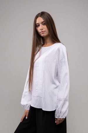 ウクライナ刺繍ヴィシヴァンカ グラージュ・ニジンカ（平行縫い）　シルク手刺繍　ブラウス　麻　レディース・フリーサイズ