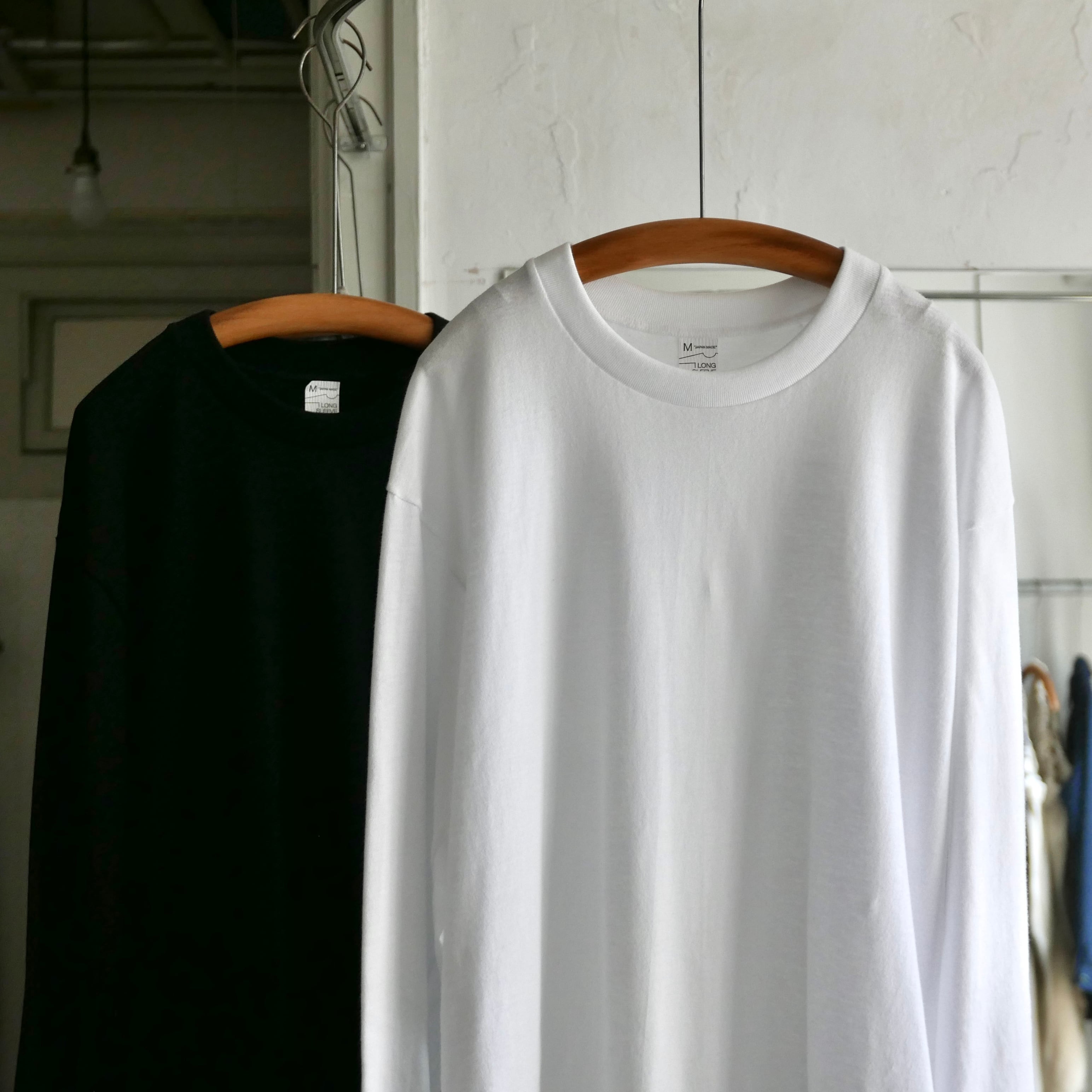 日本製 クルーネック長袖Tシャツ(ロンT) 100%コットン和歌山ふんわり丸胴編み20番天竺(てんじく)生地を使用 / 黒, 白 / S,M,L,XL