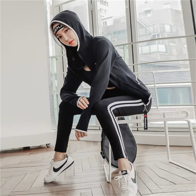 【送料無料】 トレーニングウェアレディース 2色 2種類 色 種類 ウィンドブレーカー ジャケット フード付き Aライン フレア ファスナー 裏起毛 厚手生地 きれいめ シンプル カジュアル シック コンサバ おしゃれ スポーティ 無地 秋 冬 女性用 ママ 10代 20代 30代 40代 普段使い お出かけ 運動 ヨガ 部活 トレーニング ジム ジョギング ランニング フィットネス スポーツ ファッション コーデ スタイル 楽ちん 定番 プチプラ 着痩せ ホワイト ブラック