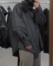 予約販売 | i’m here : - “TWIST” SLEEVE SHIRT ：Black｜ツイストスリーブ／ダンガリー素材／立体袖／大幅袋縫い／カットラインの痕跡