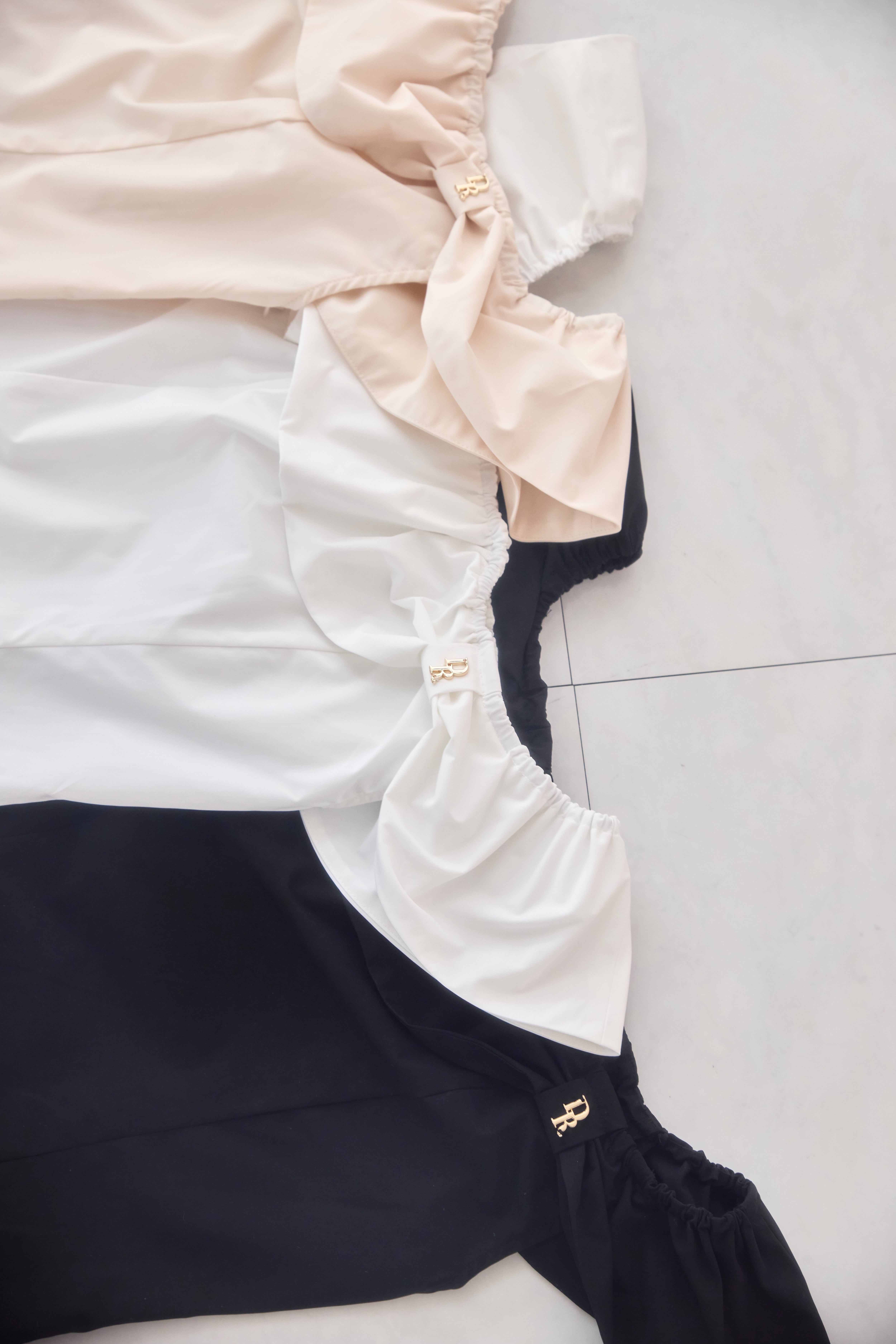 big frill off shoulder blouse(black) | Désir et Raison
