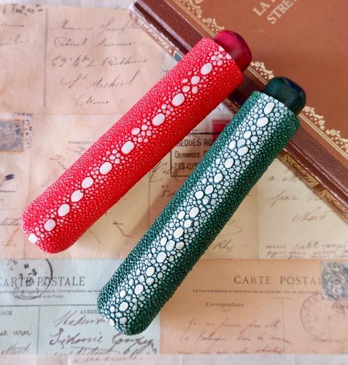 《即納》万年筆ケース〈一本挿し〉/Tondo/ガルーシャ/連石/キャビア/Coral Red,Green