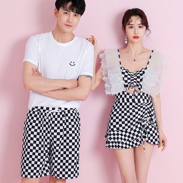 【予約販売】水着 カップル水着 2点セット ペアルック メンズ レディース フリル チェック柄 ブラック ホワイト モノトーン ワンピース 海水パンツ ペア水着 恋人 おそろい お揃い M/L/XL/2XL