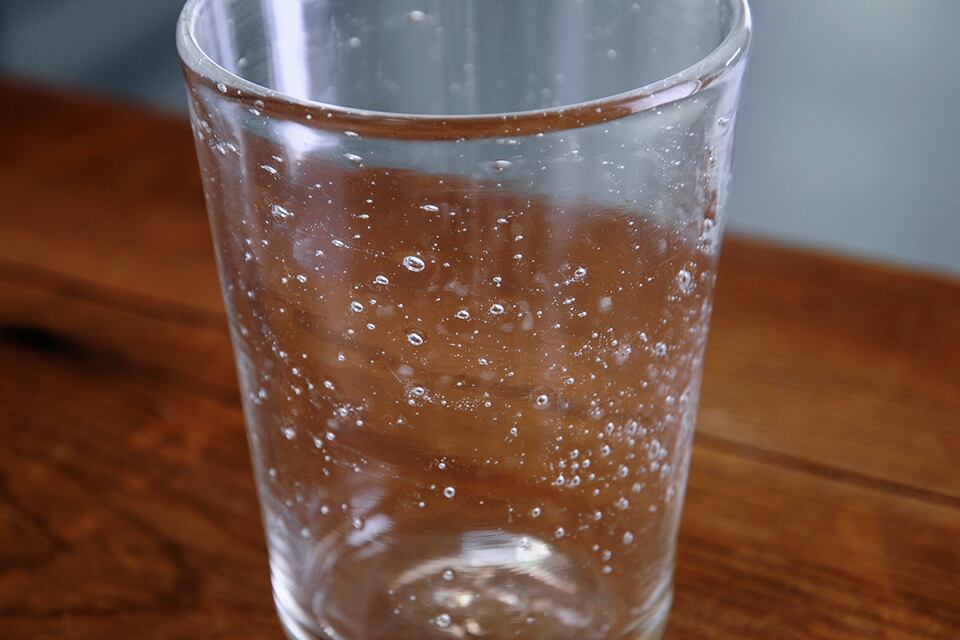 ポンテ削り跡　宙吹きガラス　小コップ　 ズシリと重い94g ポンテ削り跡 宙吹きガラス 小コップ ズシリと重い94g