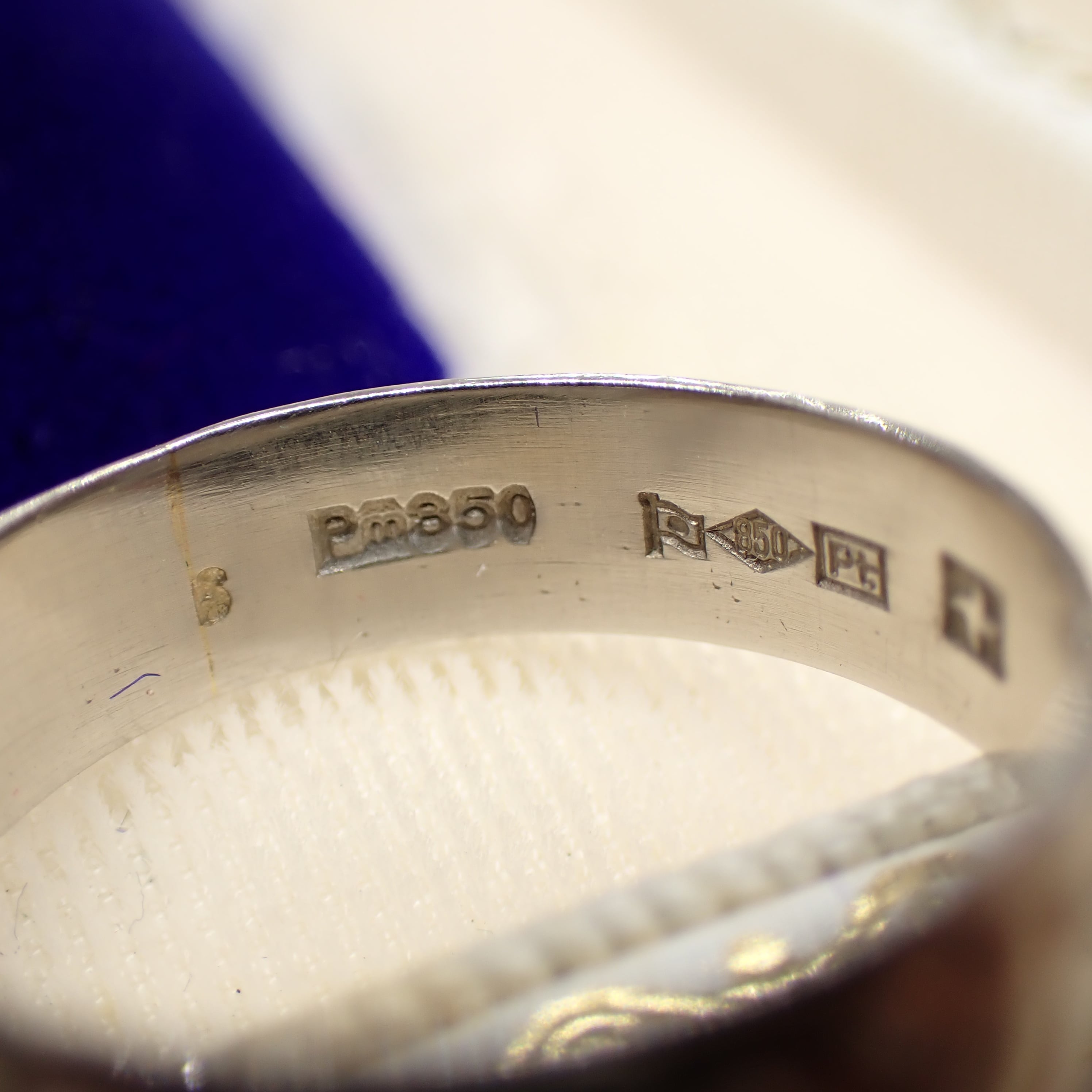 日本の作品】昭和レトロ Pt850 和彫り 彫刻 松竹梅 デザイン