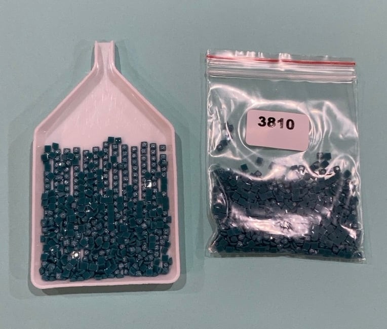 【3810番】フェアリーダストビーズ⭐︎四角(square)ビーズ 5g入り