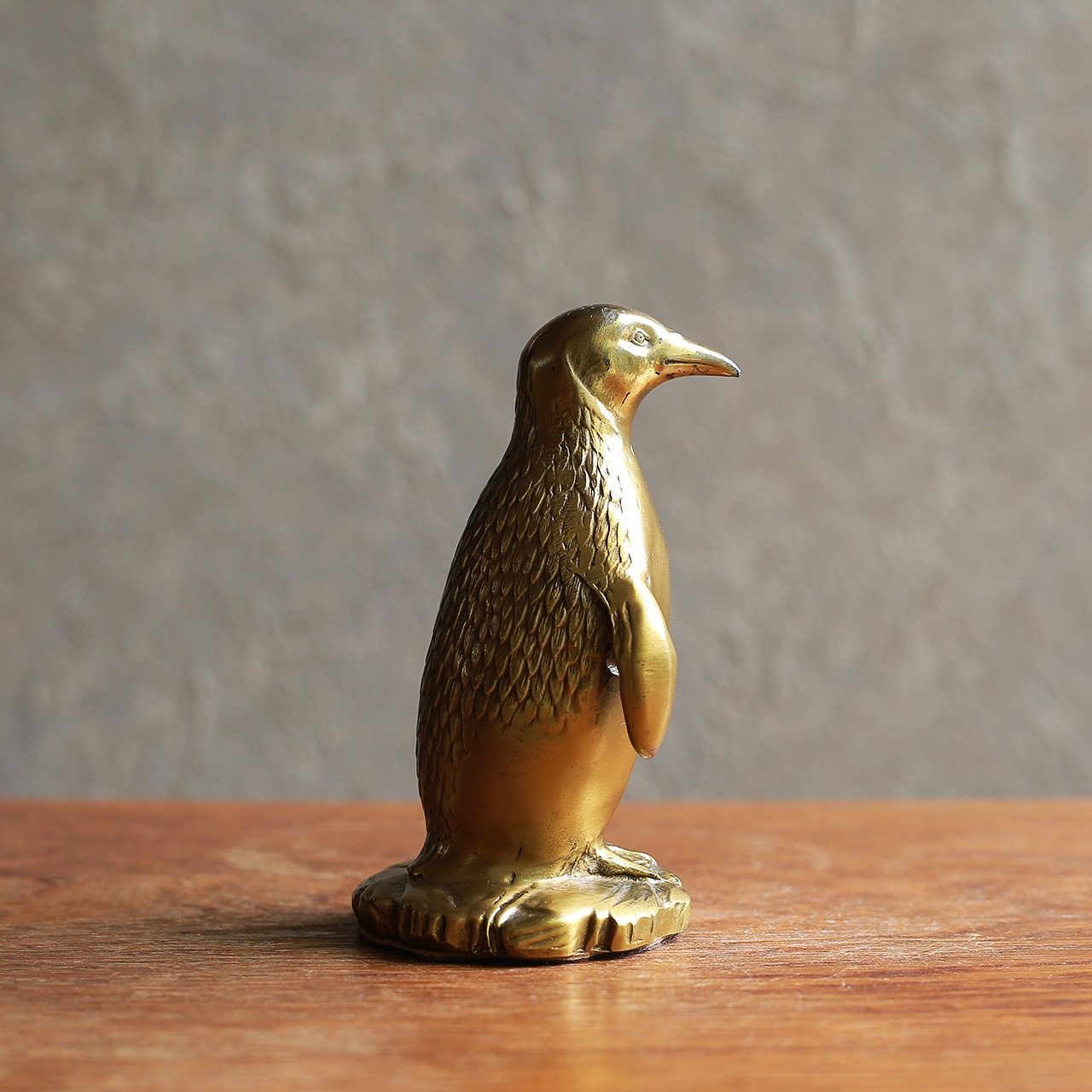 ゴールドに輝く、凛々しいペンギン（親）