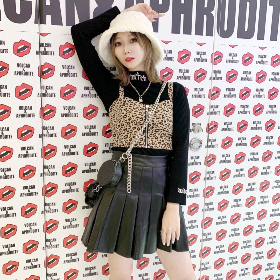 残りwhiteのみ Witch 魔女 ハイネックロンt Volcan Aphrodite