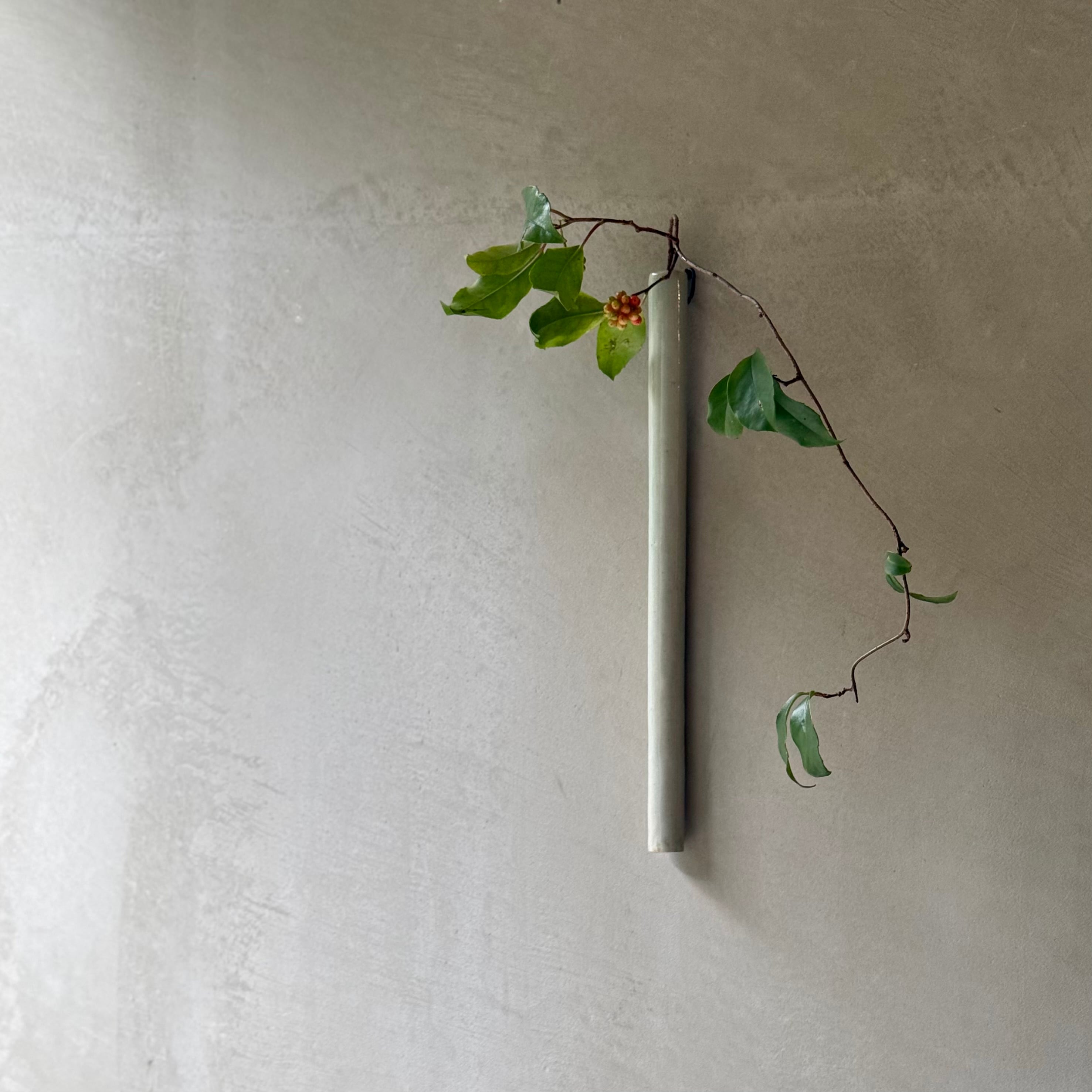 日高伸治   青白磁  筒形掛花入