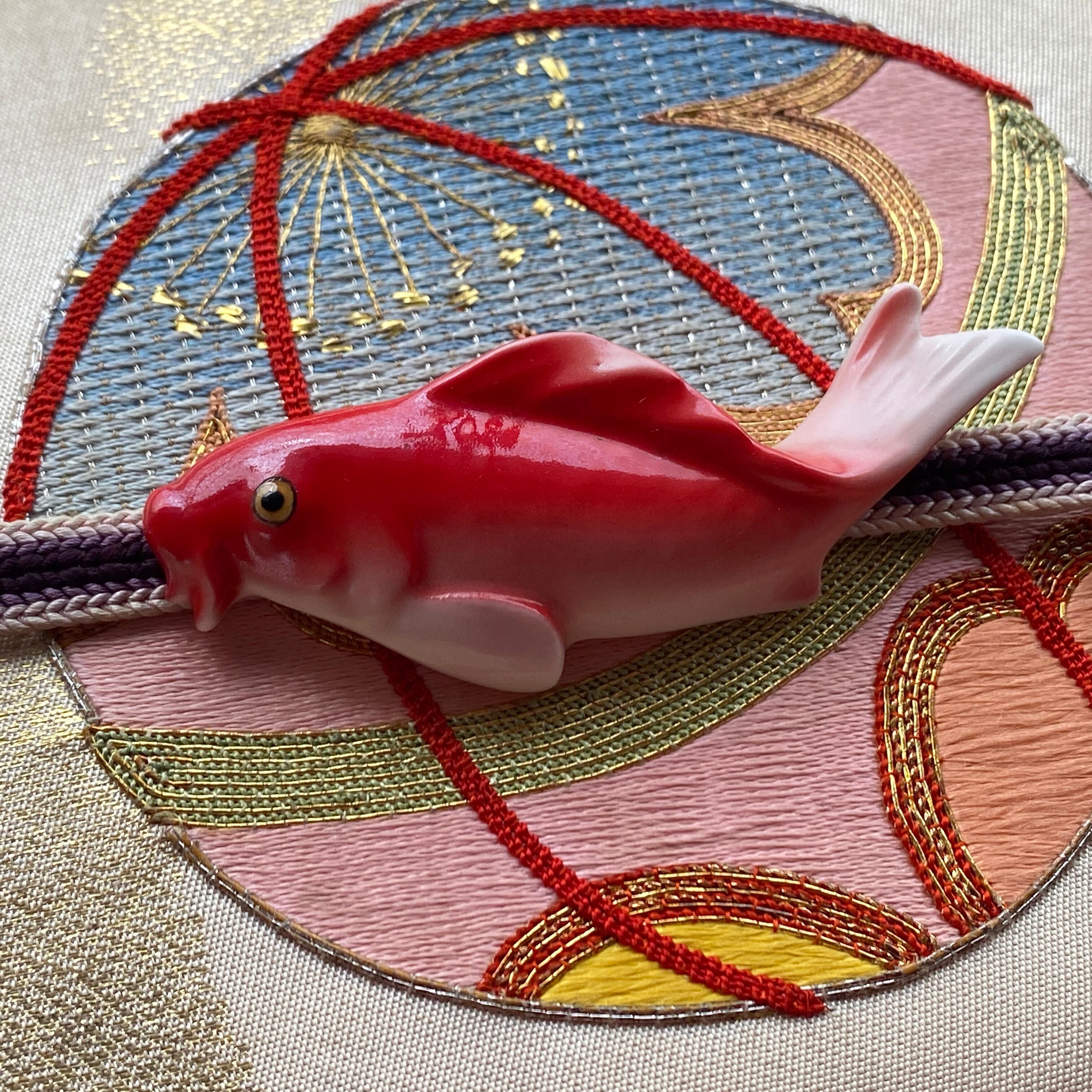 アンティーク　日本陶器　ボーンチャイナ緋鯉の帯留め