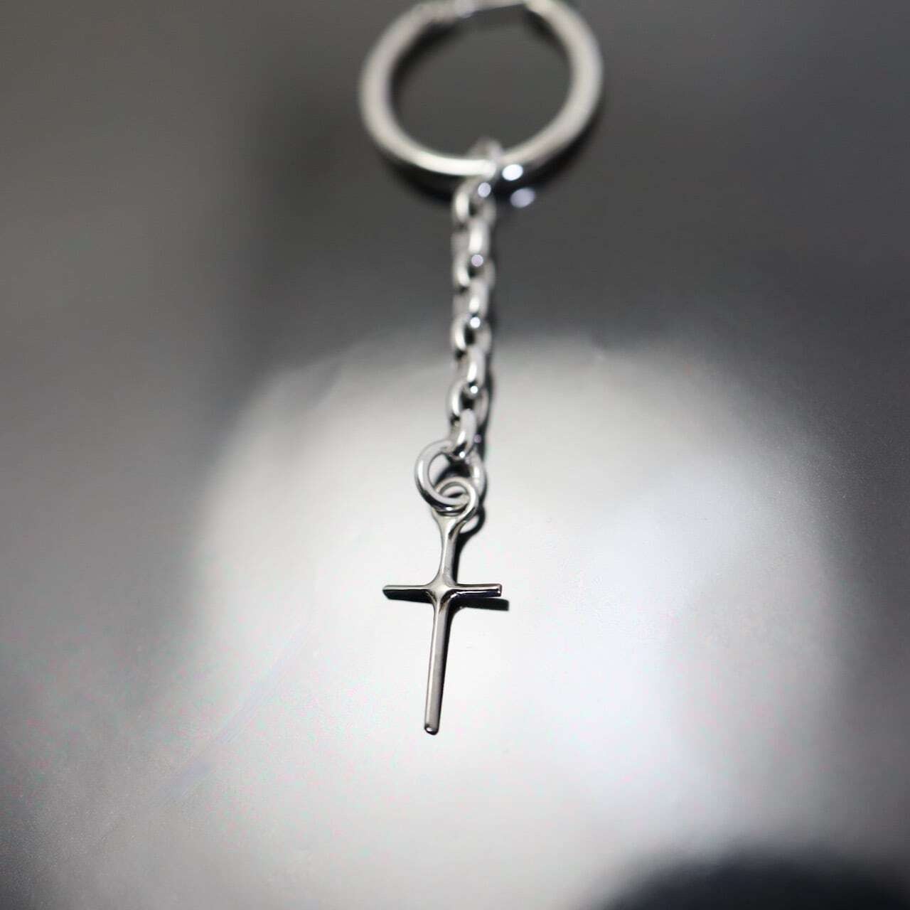 THIN HOOP raised by wolves [LARGE] with 2c CROSS / シンフープピアス レイズド バイ ウルヴス L ウィズ 2cクロス