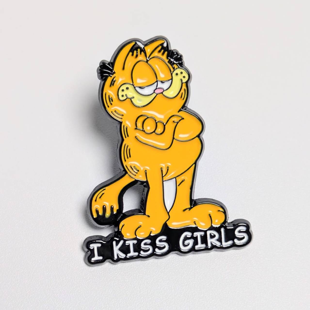 送料無料! ★ピンズ PINS★ピンバッジ 【 Garfield (ガーフィールド) 】 “ I KISS GIRLS ”〚アメリカン雑貨 アメトイ〛