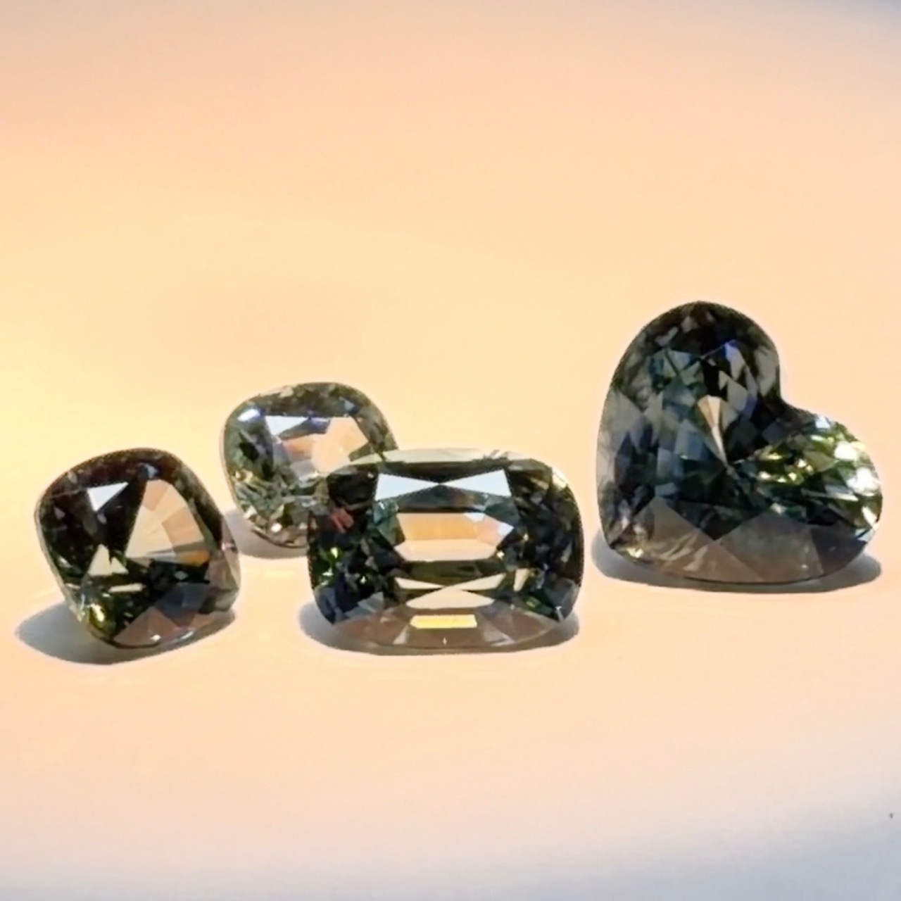 カラーチェンジジルコン 4.2x3.9mm, 0.43ct, ミャンマー産
