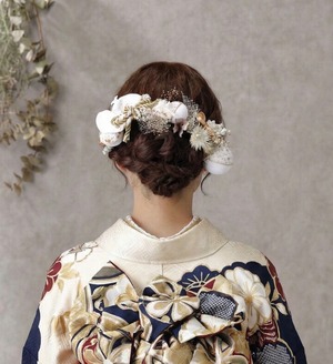 清楚で凛とした胡蝶蘭髪飾り　ホワイト　ウェディング　袴　振袖　成人式　ヘアドレス　ヘアパーツ　プリザーブドフラワー　ドライフラワーフラワー