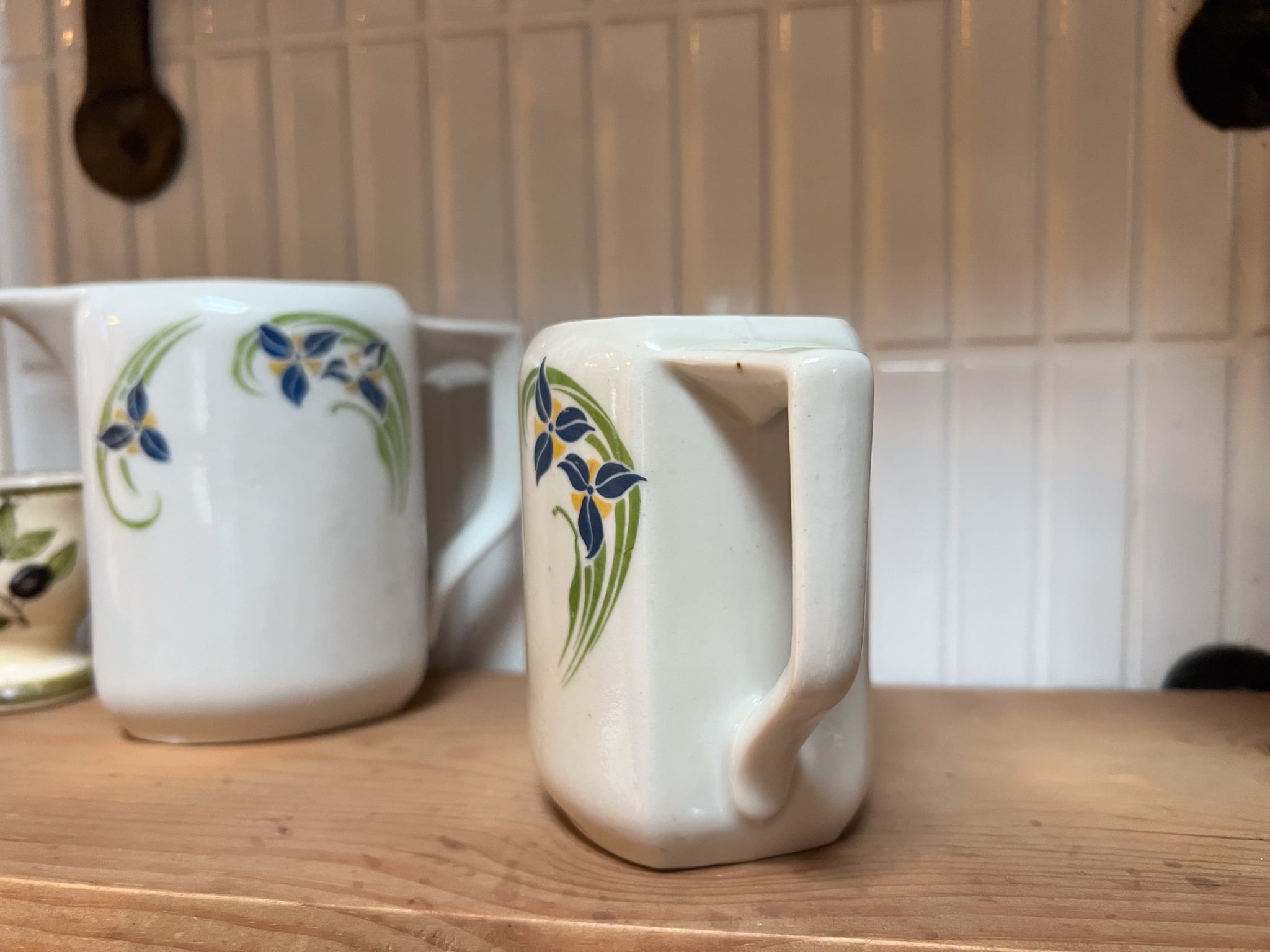 花柄がかわいい陶器の小さなピッチャー (小)フレンチアンティーク ブロカント