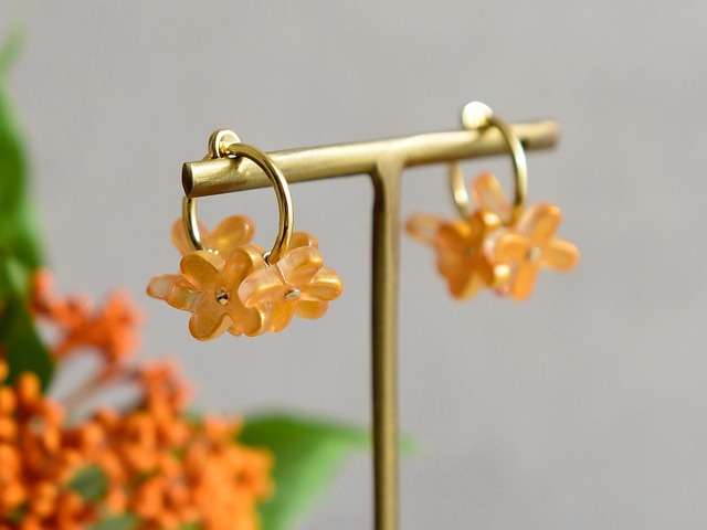 秋限定【チタン フープピアス／フープイヤリング】金木犀のお花のフリンジ