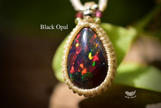高品質★漆黒に揺れる彩★ブラックオパール マクラメペンダント99