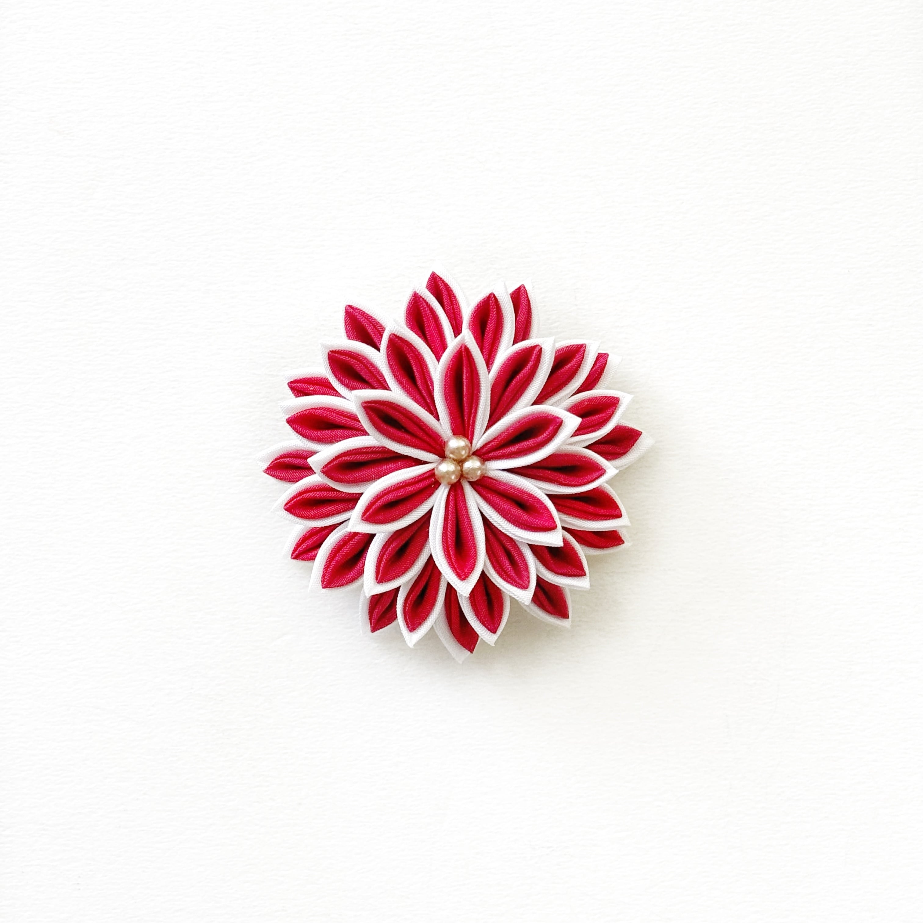 二重あわせ菊 赤色系【帯留 / ブローチ】 | つまみかんざし彩野