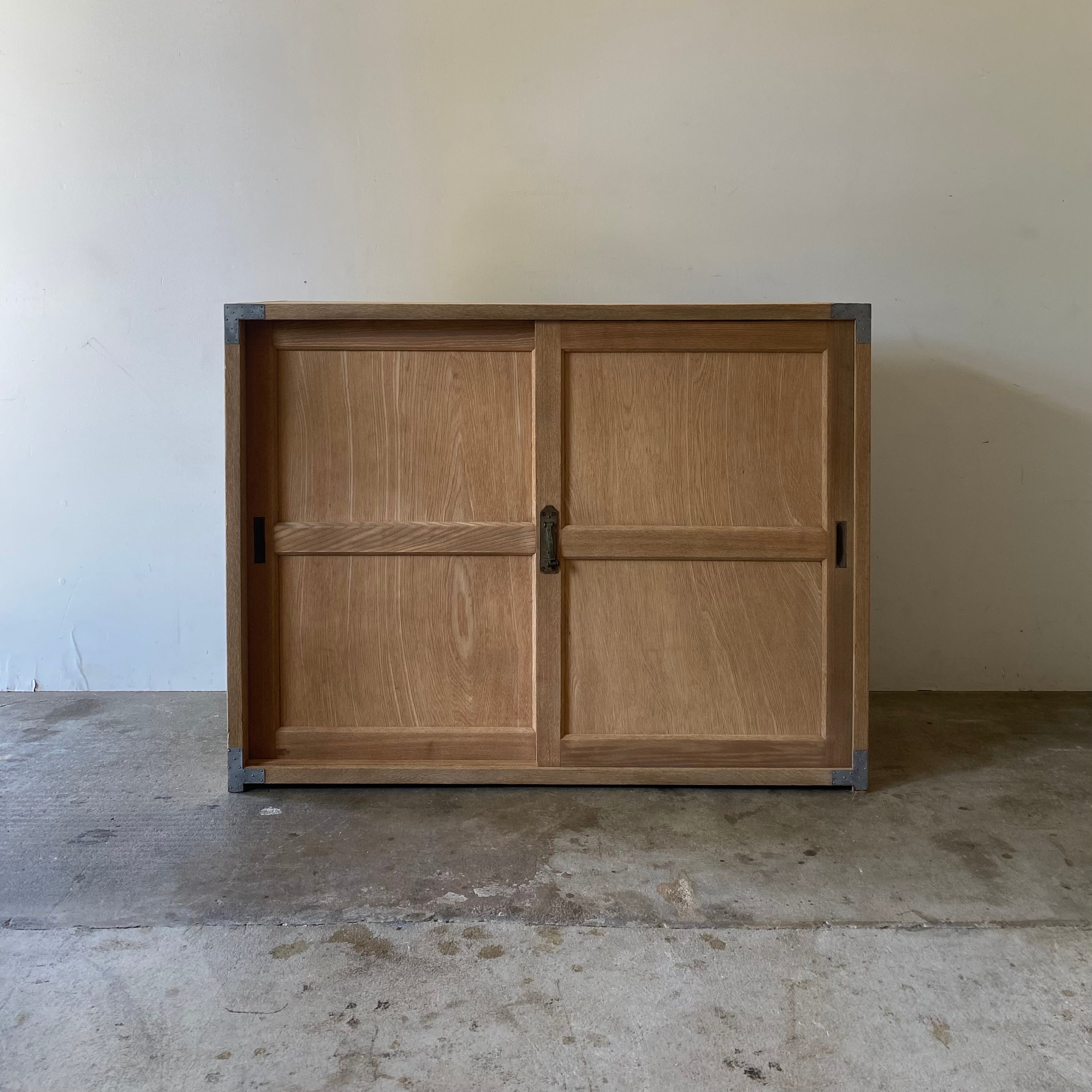 引き戸付きのキャビネット　1076