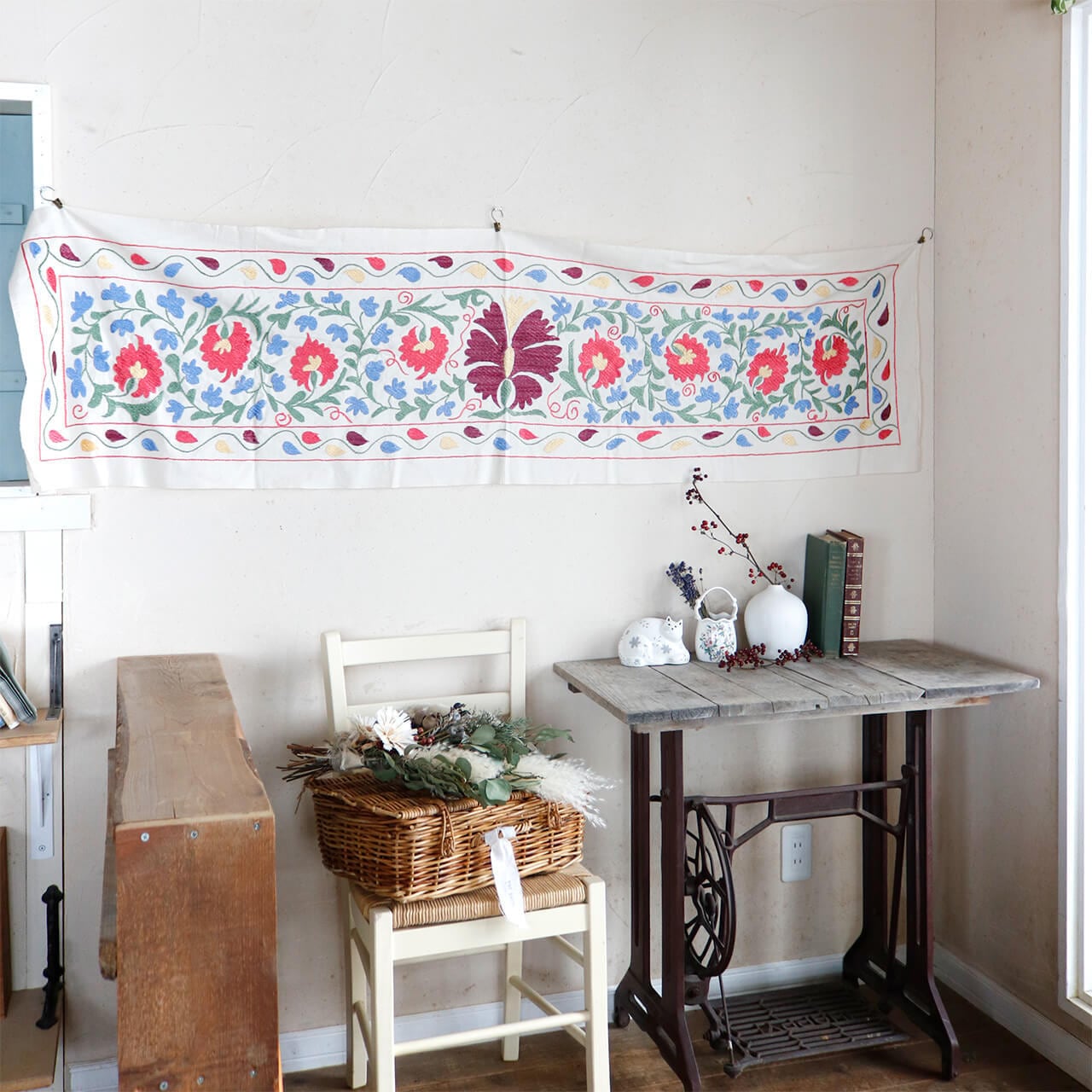 1点もの】スザニ刺繍 タペストリー ピンク ブルー 系 フラワー 花 植物